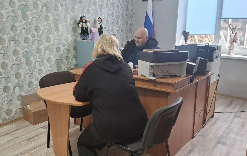 Во Владимировке состоялся приём граждан по поручению главы округа В селе Владимировка прошёл приём граждан который провёл начальник ТУ Лазурное Денис Бондарев Мероприятие было организовано по поручению главы Скадовского муниципального округа Александра Дудки в рамках системной работы с обращениями жителей   На приёме сельчане смогли напрямую обратиться к представителю власти с актуальными вопросами волнующими местное сообщество а также внести предложения по улучшению жизни в населённом пункте Регулярные приёмы граждан важный инструмент обратной связи с населением Мы создаём условия чтобы каждый житель мог быть услышанным и получить помощь в решении своих вопросов подчеркнул Денис Бондарев   Все поступившие обращения были взяты в работу Заявителям предоставлены подробные разъяснения о порядке решения поставленных вопросов и установлены сроки их рассмотрения Эта практика позволяет оперативно реагировать на запросы населения и повышает эффективность работы местной администрации отметил глава округа Александр Дудка