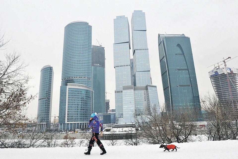 Опубликован рейтинг самых дорогих городов мира. Москва в нем расположилась на 250-ой строчке  Обновленный список включает 327 самых дорогих для жизни городов. Рейтинг формируется с помощью специального индекса, основанного на ценах в Нью-Йорке  он считается отправной точкой с индексом 100% . Эксперты анализируют стоимость продуктов питания, ресторанов, арендной платы, покупательную способность населения.  Топ-10 самых дорогих городов для жизни в 2025 году:     Цюрих  Швейцария ;  Лозанна  Швейцария ;  Женева  Швейцария ;  Нью-Йорк  США ;  Базель  Швейцария ;  Берн  Швейцария ;  Сан-Франциско  США ;  Гонолулу, Гавайи  США ;  Рейкьявик  Исландия ;  Бостон  США .  Москва со своей роскошной жизнью на 250-ом месте. Минск на 283-ей строчке, у Риги 163-е место. Вильнюс – 165-е, Варшава – 167-е, Ереван – 184-е, Тбилиси – 236-е, Баку – 252-е, Астана – 275-е.