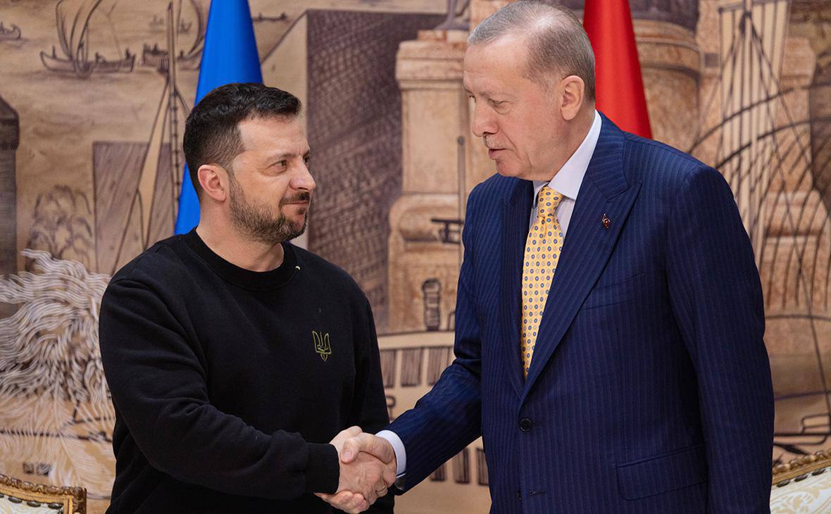 Президент Турции Реджеп Тайип Эрдоган планирует визит в Украину. Посол Украины в Турции Нариман Джелял сообщил, что личное приглашение Эрдогану передал Зеленский.  "Этот визит требует значительных усилий, поскольку существует немало вопросов, мешающих его реализации", - сказал дипломат.  Ключевой темой визита, по его словам, может стать ратификация соглашения о свободной торговле между Украиной и Турцией.       В соседнее село / Болталка