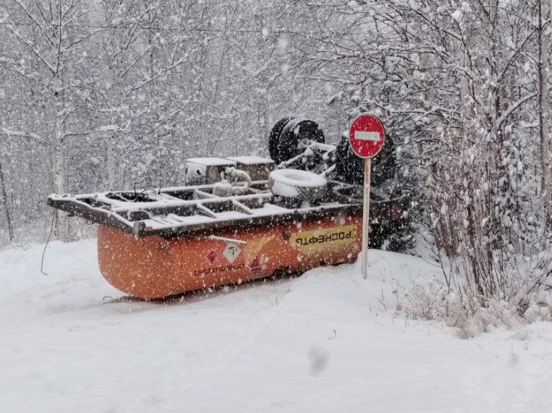 Гружёный бензовоз перевернулся на севере Бурятии ДТП произошло в поселке Нижнеангарск около АЗС По данным группы Северобайкалье инфо 24 7 пострадавших нет   Канал Ариг Ус в MAX