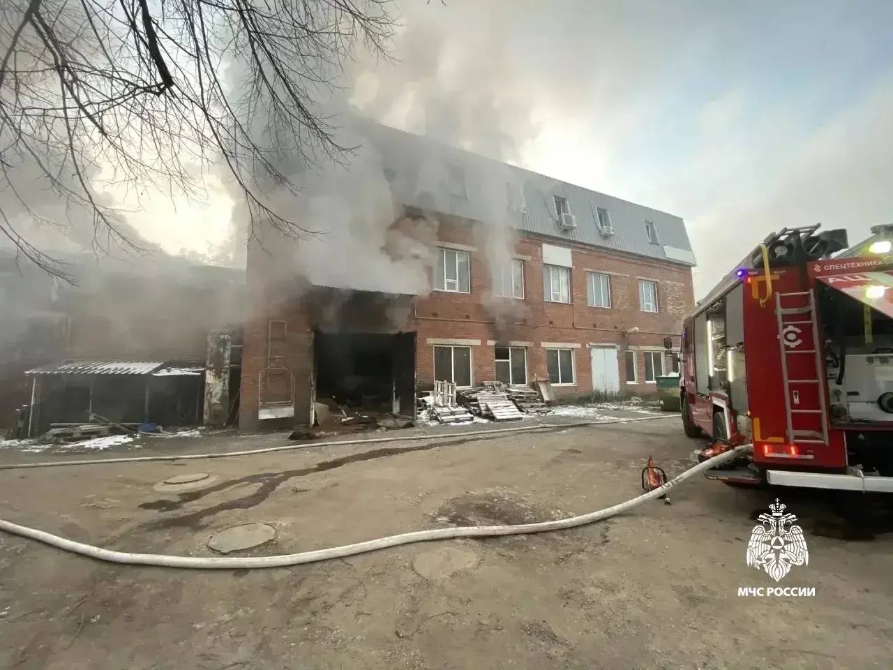 Пожар в мебельном цеху в центре Краснодара В МЧС позвонили в 6 47 утра Специалисты оперативно выехали на место Пожар локализовали на площади 200 м2 Пострадавших нет Кубанская телега в MAХ