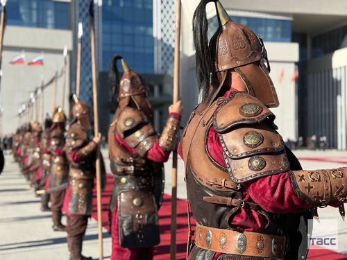 Газпром выделил более 400 млн на газификацию регионов Киргизии Газпромом выделено более 400 миллионов долларов что уже позволило повысить уровень обеспечения газом в Киргизии до 42 и эта работа будет продолжаться министерство энергетики России Россия также снабжает киргизских потребителей электроэнергией На сегодняшний день при участии Российско Кыргызского фонда развития финансируется строительство 14 объектов гидроэнергетики и ВИЭ на сумму более 175 миллионов долларов США Записки Феликса отправь другу