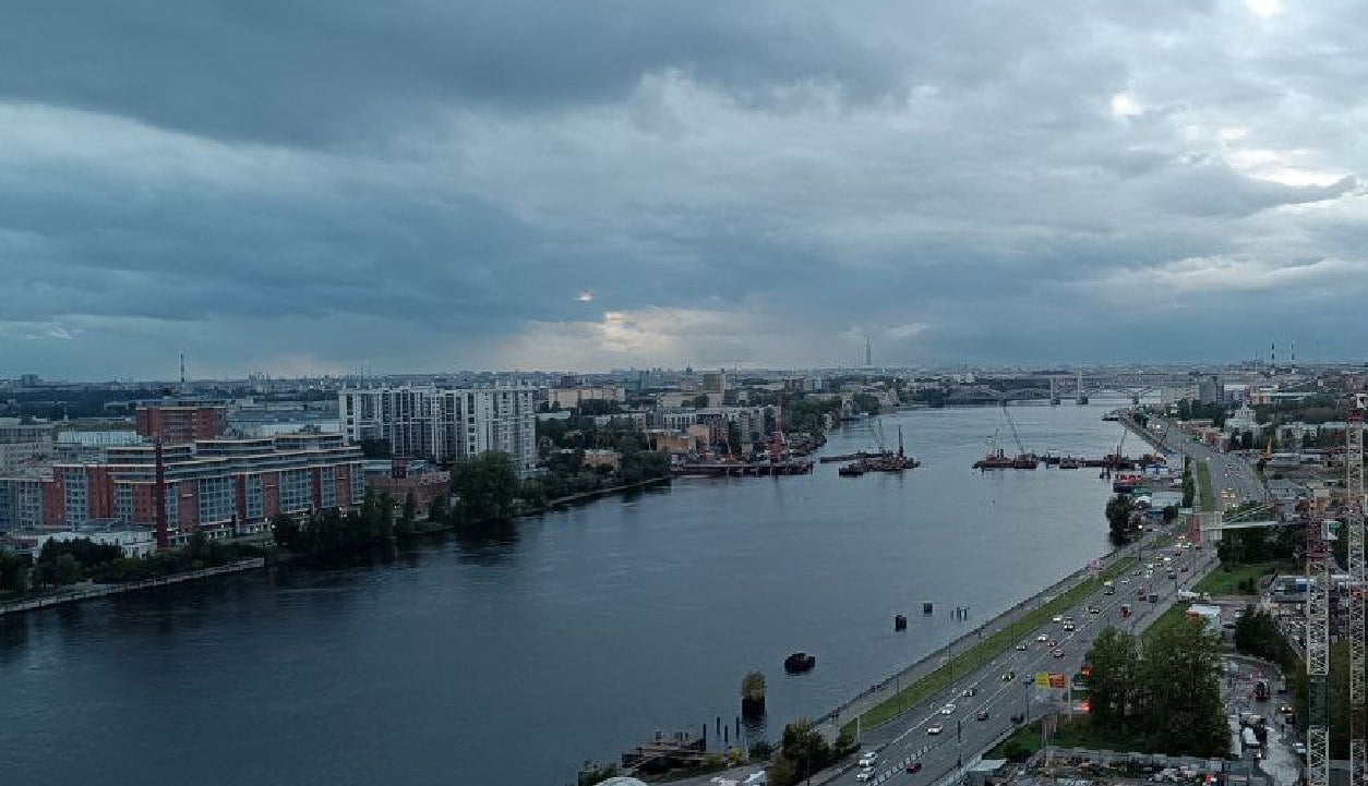 Для строительства моста начнут изымать квартиры, а ради ВСМ «приговорили» первый дом на Лиговском  Дом на проспекте Обуховской обороны расселят для строительства Большого Смоленского моста. Речь о пятиэтажном доме №48, пишет «Фонтанка». Постановление правительства Петербурга касается и участка под зданием площадью 1,3 тыс. «квадратов».  Несколько соседних домов тоже пойдут под снос, как известно. В них уже идет оценка для выкупа.   Параллельно с этим стало известно, что первым объектом под снос ради высокоскоростной магистрали станет физкультурно-оздоровительный комплекс на Лиговском проспекте, 50, лит. А. По информации «Делового Петербурга», уже достигнуты договоренности о выкупе здания.  Как сообщалось ранее, склады Кокоревых станут терминалом ВСМ, а здания Фарфоровского поста «попросят подвинуться». А вот Обуховский путепровод решили пустить под снос. Как бы не были против активисты.    ТОЧКА