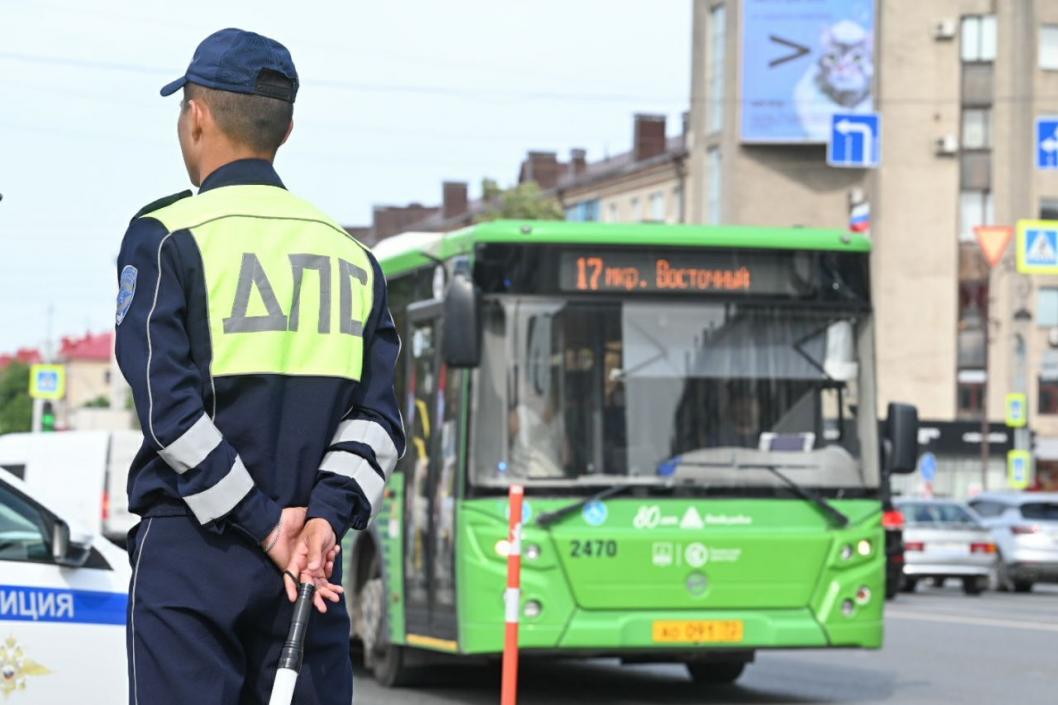 18 детей пострадали в ДТП за прошлую неделю Самой аварийной оказалась пятница - 9 несовершеннолетних стали участниками ДТП. "Госавтоинспекция обеспокоена ростом ДТП с участием детей за последние дни, намечено предпринять дополнительные меры безопасности, в том числе проведение комплексного мероприятия "Внимание-дети!". Я призываю родителей детей и подростков ежедневно напоминать детям о правилах дорожного движения, а также ограничить доступ к пользованию питбайками, мопедами, мотоциклами и автомобилями", - сказал начальник управления Госавтоинспекции Тюменской области Андрей Миллер. 176 ДТП с участием несовершеннолетних зарегистрировано в регионе с начала 2025 г. Восемь детей погибли, 200 ранены.