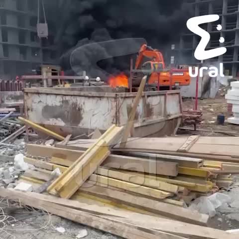 Пожар на стройке ЖК в Екатеринбурге: горит пенопласт