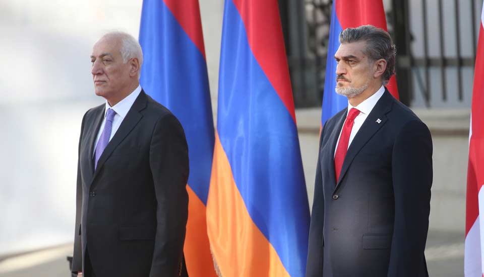 Открытие коммуникаций превратит Южный Кавказ в логистический центр президент Армении по итогам встречи с грузинским коллегой Что касается армяно грузинского стратегического партнерства то сейчас оно развивается еще активнее заявил Ваагн Хачатурян Михаил Кавелашвили в свою очередь отметил что многоплановое сотрудничество двух стран пример для подражания особенно на фоне напряжённой ситуации в мире передает телеканал Пирвели архи Президент Армении прибыл в Грузию вместе с делегацией которая включает министра экономики Геворка Папояна замглавы МИД Ваана Костаняна и ряд других официальных лиц Грузия Армения Политика centralasianow Подписаться на канал