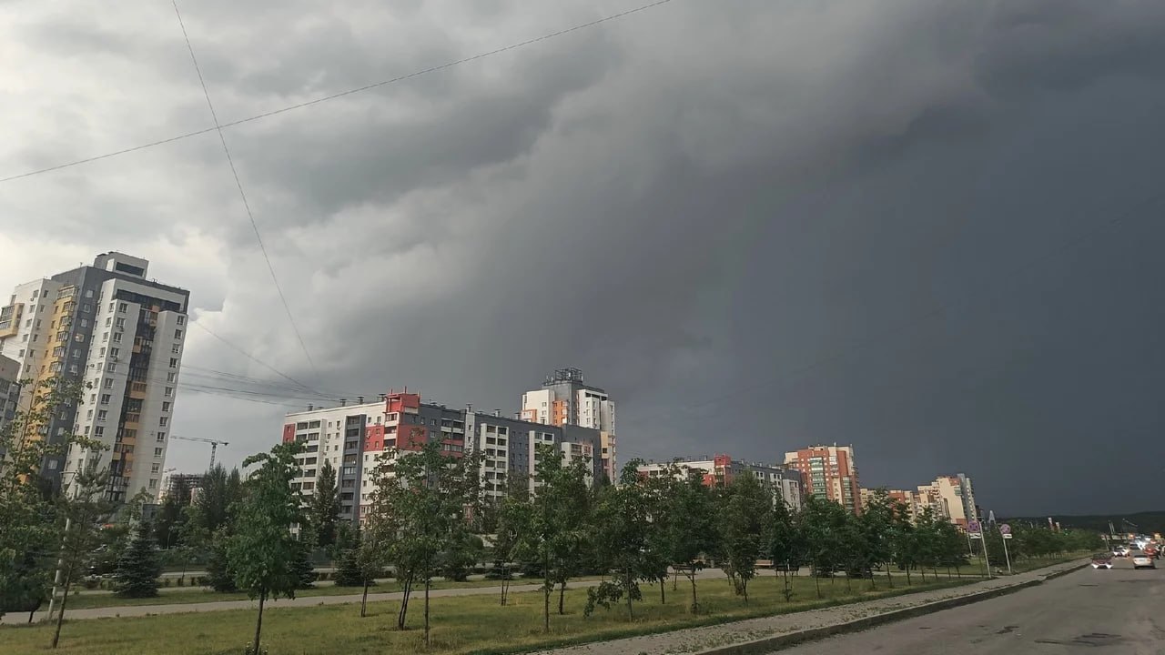 Циклон принесет грозы, град и дожди в Челябинскую область  Циклон ухудшит погоду в Челябинской области. В регионе пройдут дожди, прогремят грозы.     В среду на Южном Урале будет облачно. Местами ожидаются кратковременные дожди. На западе они могут быть сильными. В отдельных районах возможны грозы и град. Температура воздуха составит 18-23°С, на юге – до 28°С.     Аналогичную погоду челябинские синоптики прогнозируют в четверг и пятницу – осадки, грозы и 20-25°С.     По предварительному прогнозу Гидрометцентра России, дожди будут заливать Южный Урал семь дней подряд. Днем воздух к концу недели в Челябинске будет прогреваться до 20-22°С.  Фото: ГТРК "Южный Урал"    Вести Южный Урал   Челябинск