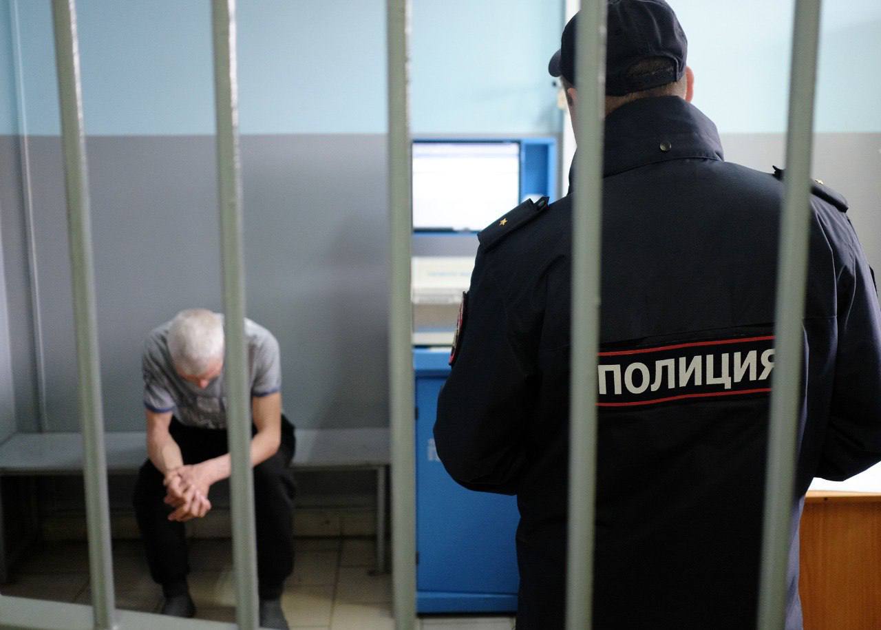 Мужчина тайно продал машину своей возлюбленной, чтобы водить её по ресторанам. Жительница Краснодара получила уведомление о переоформлении своего авто на «Госуслугах» и обратилась в полицию. Силовики выяснили, что ранее судимый сожитель пострадавшей украл документы на машину и заложил её за 700 тысяч рублей в ломбард. На вырученные деньги мужчина покупал одежду и водил автоледи на свидания в дорогие рестораны. Ловеласу- темщику грозит до десяти лет тюрьмы. Регнум
