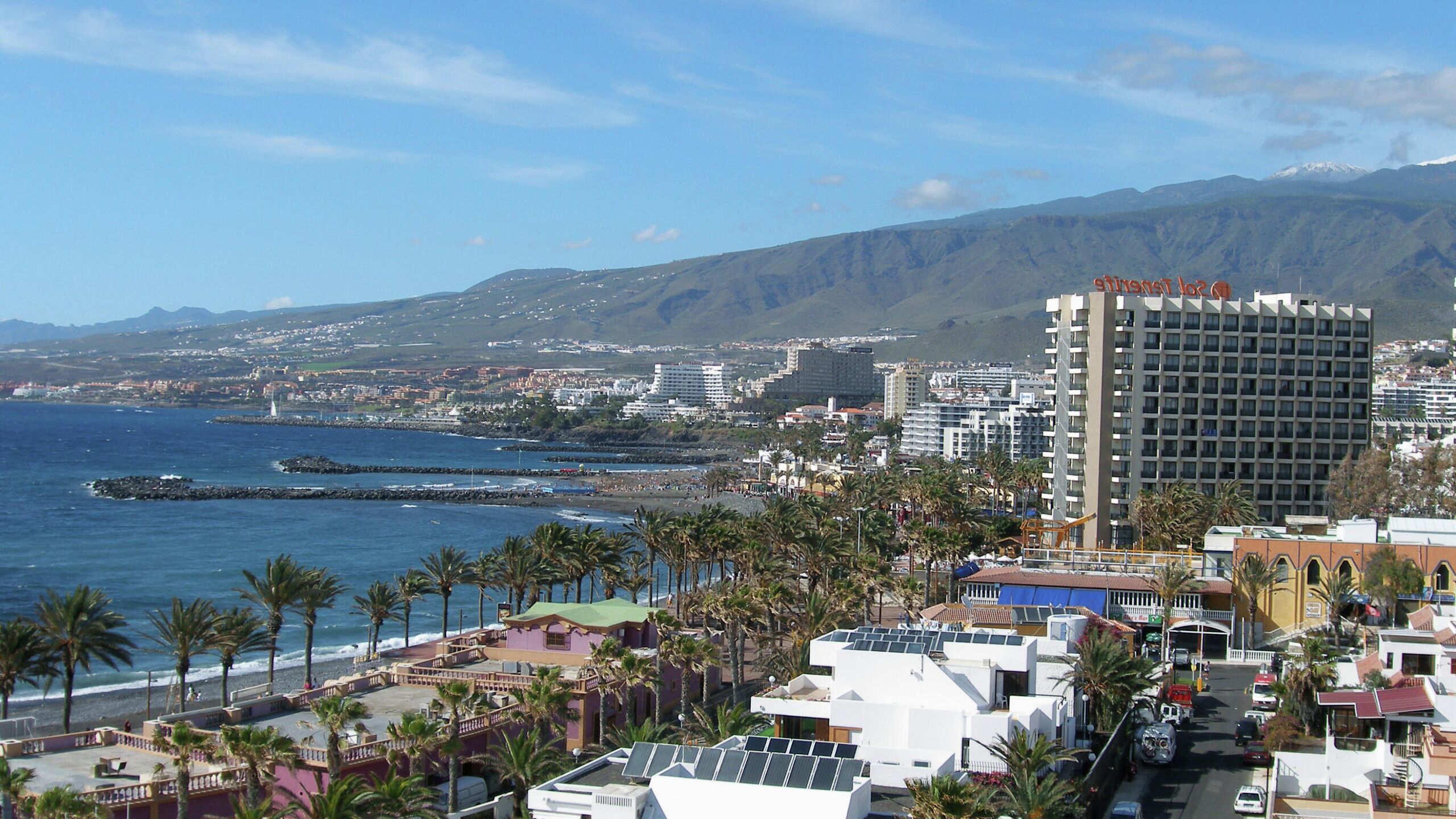 Мощные волны обрушились на побережье испанского острова Тенерифе три человека погибли 15 пострадали сообщила в воскресенье газета Periodico