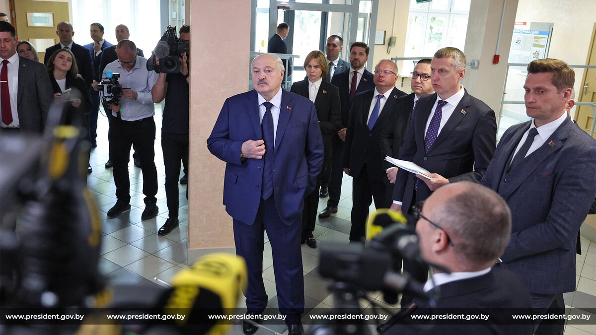 Президент посетил "Беларусьфильм" и критично оценил положение дел на киностудии В центре внимания Александра Лукашенко – вопросы развития национального кинематографа. По словам Главы государства, состояние дел на киностудии и в отрасли в целом крайне неудовлетворительное. Он отметил, что отдача пока не то что нулевая, а ниже нуля. Ни государство, ни зритель не видят результатов, а для большинства белорусов отечественное кино закончилось "Августом 44-го…" и "Брестской крепостью". "Смотреть просто нечего! – констатировал белорусский лидер. – Окончательно потеряны семейная, юношеская и детская аудитории". Процесс кинопроизводства и выделение на это средств Александр Лукашенко потребовал "железно брать на контроль". "Пусть производят, продают и живут. Нет – до свидания", – отметил Президент. Он не исключает финансовой поддержки киностудии в будущем, но нужны эффективность и отдача, чтобы на выходе было качественное и востребованное кино.