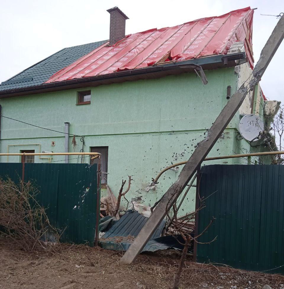 В Новой Каховке осуществляются выплаты за жильё, пострадавшее от вооружённой агрессии Украины   В Новокаховском городском округе работает комиссия, которая проводит обследование жилья, пострадавшего от вооружённой украинской агрессии.  По состоянию на 19 ноября 2024 года обработано 16 заявлений от граждан. После оформления документов на компенсацию за утраченное жильё выплаты осуществлены по 10 заявлениям. В данный момент 9 заявлений находятся в работе.    Жители Новокаховского городского округа, чьё жильё пострадало от вооружённой агрессии Украины, могут обратиться в общественную приёмную администрации. На основании заявления собственника жилья  гражданство РФ  специальная комиссия проведет обследование повреждений.  Важно отметить, что собственник жилья должен находиться на территории Новокаховского городского округа. Все повреждения фиксируются в его присутствии. Обследование повреждений происходит в соответствии с мерами безопасности.