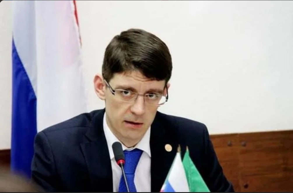 ⏺В отношении главы исполкома Лениногорского района возбуждено уголовное дело Марата Гирфанова подозревают во взяточничестве. В доме чиновника прошли обыски, проводятся следственные действия. Он также подозревается в других коррупционных преступлениях, которые относятся ко времени его работы в исполкоме Альметьевска. По версии следствия, речь идет о получении незаконным путем от строительной компании 6 миллионов рублей. Следствие установило, что детский сад, который, согласно документам, инвестор должен был передать на безвозмездной основе, исполком города выкупил за 76 миллионов рублей. Подписаться на «Вечерку»