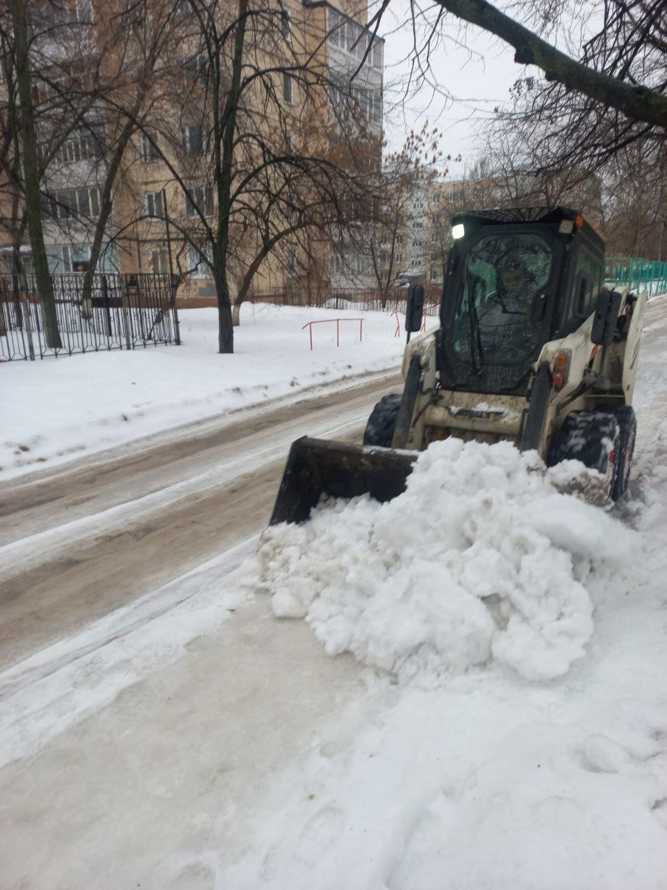 В Заволжском районе коммунальные и дорожные службы не снижают активность по уборке снега  Сегодня были проведены работы по очистке и посыпке подходов к школам  № 17, 63–65, 69, а также тротуара между 69-й школой и сквером «Айболит» и у детского сада № 169.  Управляющие компании и ТСЖ занимаются очисткой придомовых территорий.