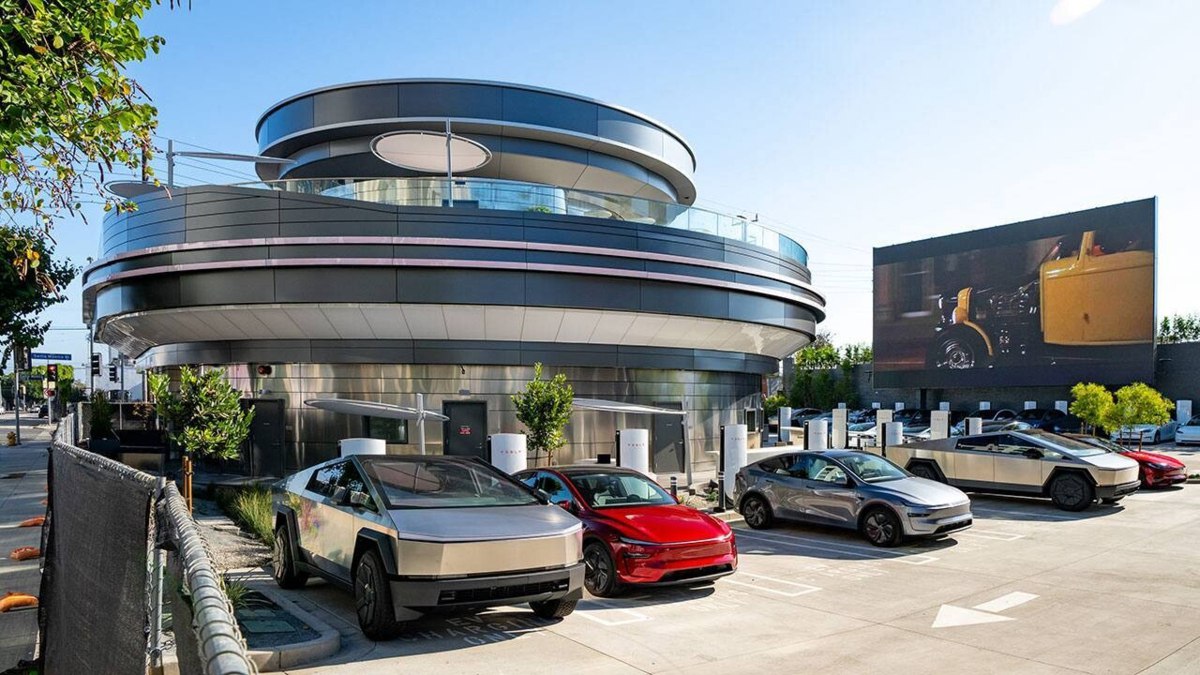 В Лос-Анджелесе откроют первый ресторан Tesla — он сочетает американскую эстетику 1950-х и футуристические элементы. Те, кто смог посетить заведение до официального открытия, поделились впечатлениями. На территории Tesla Diner есть зарядная станция Supercharger на 80 мест, автокинотеатр с двумя LED-экранами и робот Optimus, который накладывает попкорн, а еду подают в коробках, стилизованных под Cybertruck vc.ru/offline/2111098