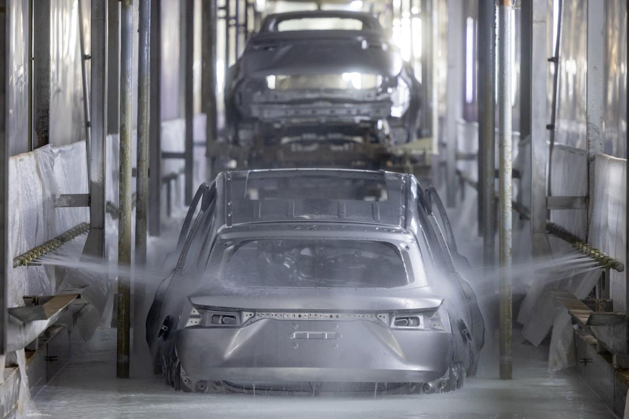 Заработали цеха сварки и окраски кузовов Evolute Первый в России завод по выпуску электромобилей и гибридов объявил о повышении уровня локализации на предприятии в Липецкой области запущены производственные линии сварки и окраски кузовов Процесс реализуется в соответствии со СПИК 2 0 и подразумевает поэтапный переход на мелкоузловую сборку автомобилей марки Evolute Новые производственные циклы позволят увеличить объемы выпуска автомобилей внедрить больше комплектующих локальных производителей а также адаптировать производимые автомобили под условия эксплуатации в России В рамках проекта привлекаются российские подробнее evstartnews evolute