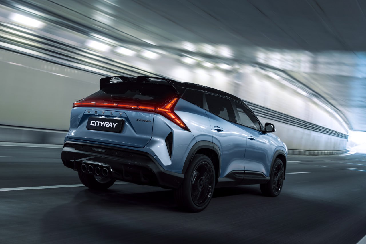 Марка Geely ответила на жалобы о поломке двигателей на популярных в России моделях Российские владельцы кроссоверов Monjaro и Сityray 2025 года сталкиваются с поломками моторов пишет телеграм канал Baza В пример приводится инцидент с Cityray попавшим в РФ по параллельному импорту у машины с пробегом чуть больше 300 км масло залило цилиндры Утверждается что с выходом двигателей из строя столкнулись также десятки владельцев Monjaro и Boyue Pro текущего года выпуска В пресс службе Geely Журналу Авто ру рассказали что подобные случаи единичны и не носят массовый характер Официальная гарантия на параллельные машины не распространяется Журнал Авто ру online