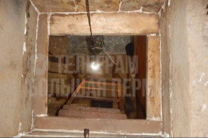 Семья из трех человек погибла спасая друг друга В деревне Горбуново погибли три человека: 77 летний мужчина, его дочь и зять. Дедушка решил просушить погреб, но запер дверь из-за чего скопился угарный газ. Когда пошел проверить, спустился и задохнулся, на помощь пришли близкие и тоже погибли. МЧС извлекли тела, СК проводит проверку. Подписаться Дать «буст»