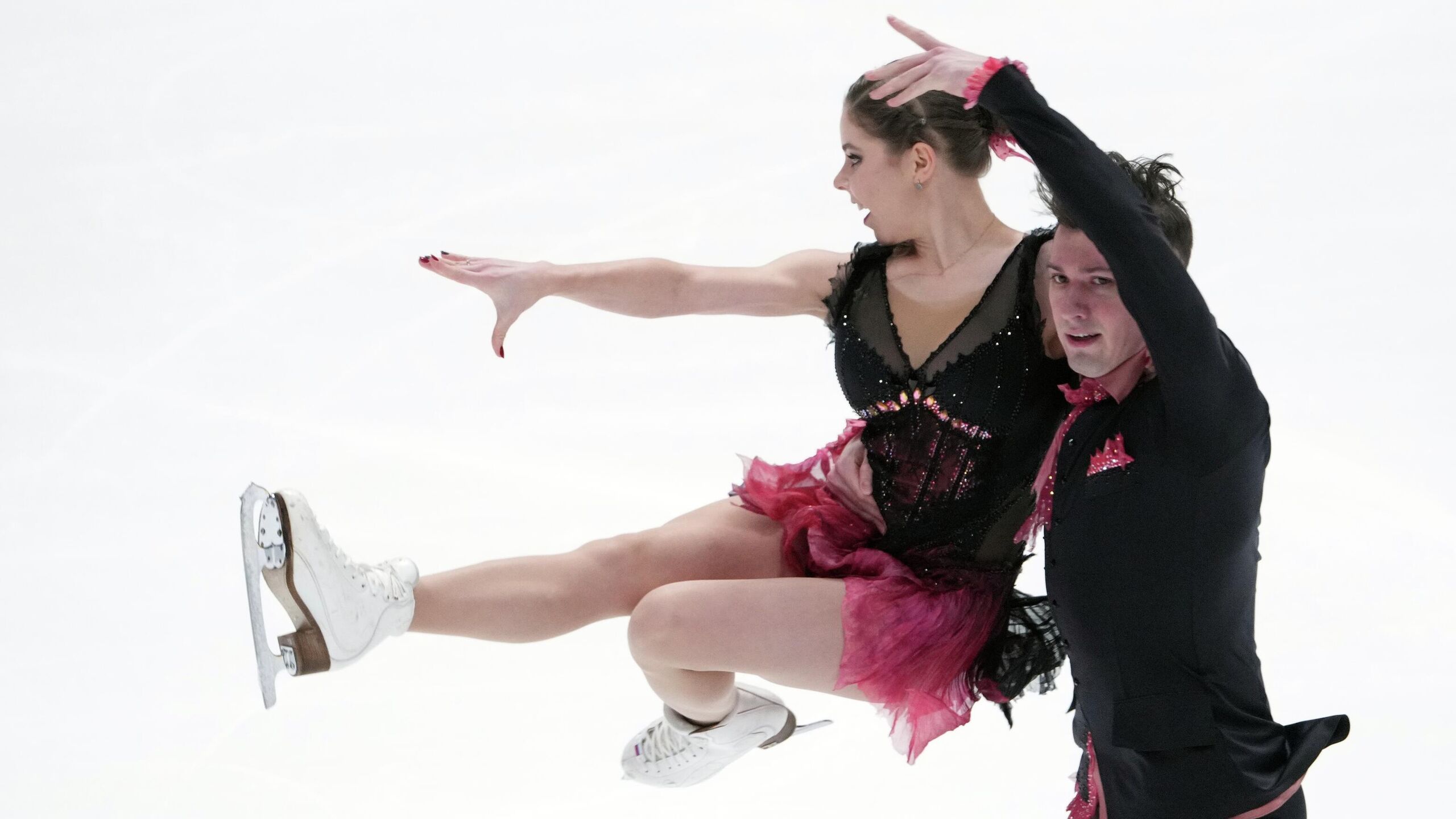 Анастасия Мишина и Александр Галлямов лидируют после короткой программы в соревнованиях спортивных пар на чемпионате России по фигурному катанию в Санкт Петербурге Мишина и Галлямов получили за свой прокат 79 03 балла На второй позиции располагаются Александра Бойкова и Дмитрий Козловский 77 42 третьими идут Екатерина Осокина и Артем Грицаенко 70 81 Произвольные программы участники представят в субботу Турнир в Санкт Петербурге продлится до 21 декабря