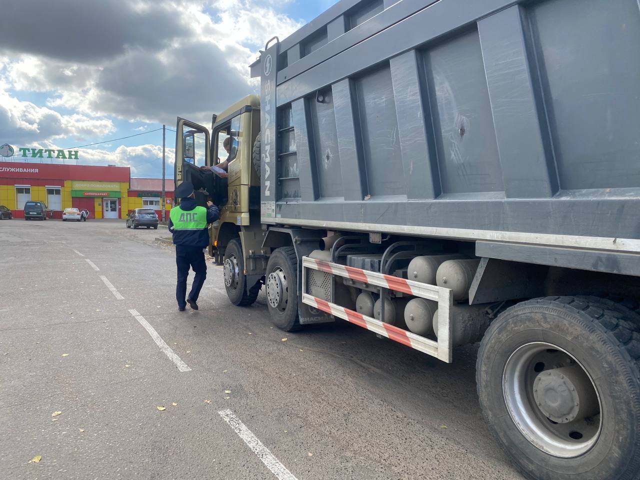 В Улан-Удэ ограничили движение тяжёлого транспорта в жару До 31 августа в столице Бурятии введено временное ограничение для тяжеловесных машин. При температуре воздуха выше +32 градусов им будет запрещено движение по асфальтовым дорогам днём — с 10 утра до 10 вечера. Как пояснили в Комитете по транспорту, мера направлена на защиту дорожного полотна от разрушения в жаркую погоду. Ограничение не распространяется на пассажирские автобусы, машины, задействованные в ликвидации ЧС, а также транспорт, занятый в дорожных работах.