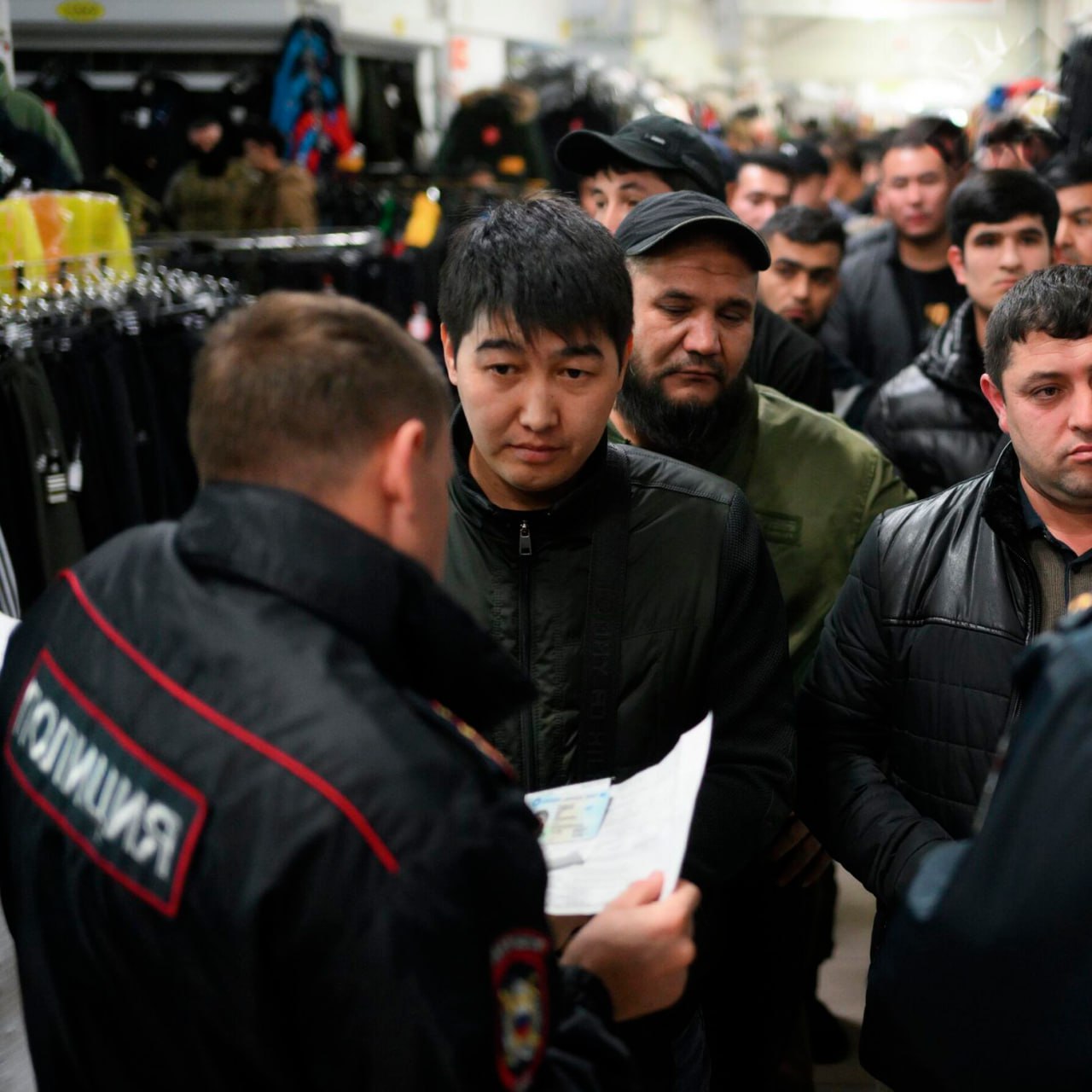 У мужчины забрали дом и оштрафовали он фиктивно прописывал у себя мигрантов В Нижнем Тагиле мужчина решил подзаработать на регистрации людей у себя дома Сначала прописал одну женщину потом ещё одного мигранта при этом дом был в таком состоянии что для жизни нескольких человек явно не подходил Проверка быстро выявила фиктивность регистрации хозяина задержали вину он отрицать не стал Суд выписал штраф на 110 тысяч рублей и забрал дом который использовался для нарушений закона доигрался остался без крыши над головой НМШ