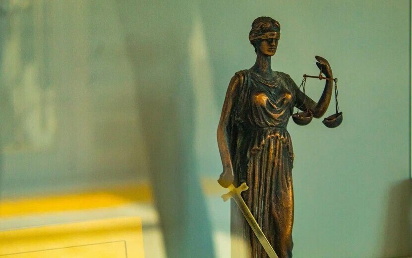 Ответит в суде за гибель двух пассажиров Можгинская межрайонная прокуратура утвердила обвинительное заключение в отношении местного жителя которого следствие считает виновным в нарушении правил дорожного движения повлекшем гибель людей Как сообщили в надзорном ведомстве ему инкриминируется часть 5 статьи 264 УК РФ Следствие установило что трагедия произошла 2 августа 2025 года Управляя автомобилем Шевроле Нива мужчина выехал с второстепенной дороги на нерегулируемый перекресток не убедившись в безопасности маневра В этот момент по главной дороге двигалась Лада Веста с которой и произошло столкновение В результате аварии два пассажира Нивы скончались на месте Пассажир Лады был госпитализирован с тяжкими повреждениями Материалы расследования переданы в Можгинский районный суд Водителю предстоит ответить в рамках уголовного процесса Фото Данил Иванов izhlife ru Ижевск Удмуртия