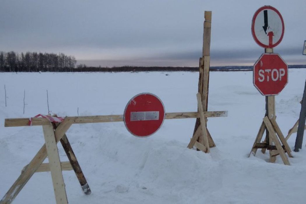 Погода мешает открывать зимние дороги в Коми  Из запланированных 106 ледовых переправ пока только открыты 39 — одна пешеходная и 38 автомобильных.  В некоторых местах, где переправы не введены в эксплуатацию, автомобилисты на свой страх и риск пересекают реку и по пути теряют транспорт.