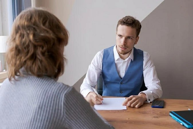 Прием на работу иностранцев без спецразрешений принят перечень на 2026 год Определен перечень профессий рабочих и должностей служащих на которые белорусские наниматели вправе привлекать в 2026 году иностранных граждан и лиц без гражданства без необходимости получать специальные разрешения По сравнению с перечнем на 2025 год список рабочих профессий сократился почти на треть   иностранцы кадры ТрудоваяМиграция