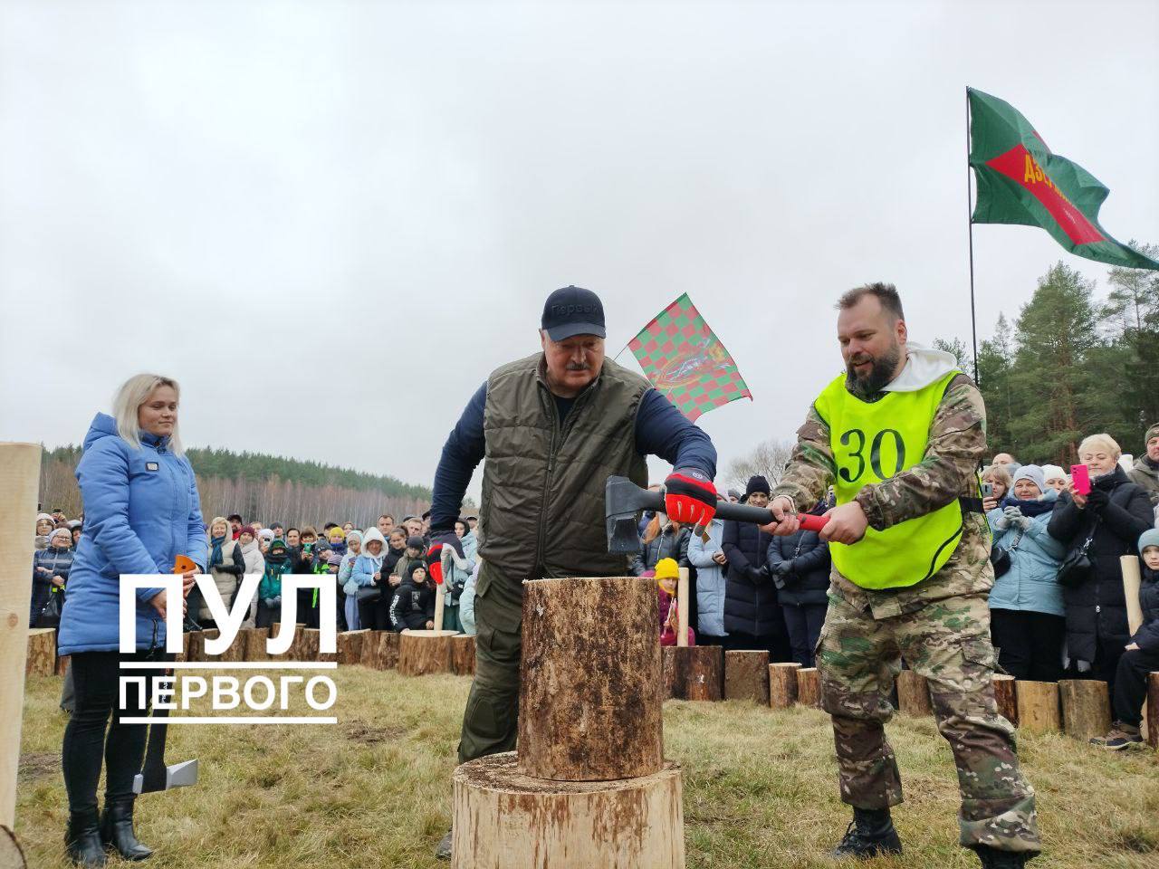 На водохранилище Вяча проходит III Чемпионат Беларуси по колке дров среди журналистов!    Глава государства Александр Лукашенко уже продемонстрировал мастер-класс!   Среди участников соревнования — военные журналисты из Военного информационного агентства «Ваяр» и телекомпании «ВоенТВ», которые всегда в первых рядах.   К старту заготовили 30 кубометров сырья – после чемпионата дрова не пропадут, а пойдут на отопление.    Болеем за наших и желаем победы!  Фото: Пул Первого  Сайт   Instagram   Х   Ok   Vk   Fb