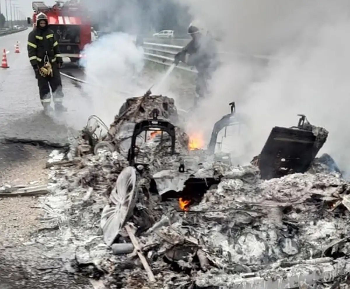 На трассе М11 в Окуловском округе дотла сгорел легковой автомобиль  5 июня в 16:08 в экстренные службы поступило сообщение о возгорании автомобиля на трассе М11 в Окуловском округе. На момент прибытия подразделений 10-го отряда противопожарной службы области машина горела открытым пламенем.  Пожар потушили в 17:20. Автомобиль полностью сгорел. В происшествии никто не пострадал.