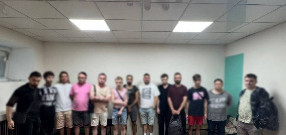 История про гей-вечеринку в день траура в Киеве получила продолжение.   13 задержанных участников вечеринки доставили в ТЦК, сообщают местные паблики.   Подписаться ЧасZ