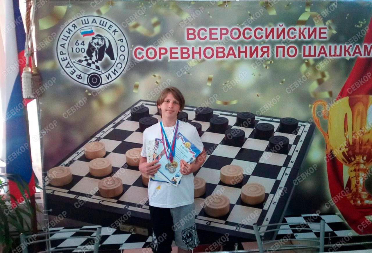 Золото, два серебра и бронза: севастопольский школьник победил во Всероссийских соревнованиях по шашкам Состязания «Таманский полуостров-2025» проходили в Краснодарском крае. Севастополь в возрастной категории до 14 лет представлял воспитанник МАН Радомир Мельников-Баюн. Он показал блестящие результаты в состязании и завоевал сразу четыре медали. Золотую медаль мановец получил в молниеносной программе русских шашек. Серебряную – в быстрой игре. Также он выиграл серебро в молниеносной программе стоклеточных шашек. А бронзу завоевал в быстрой программе. Фото: Сергей Пасеин Читайте Севкор