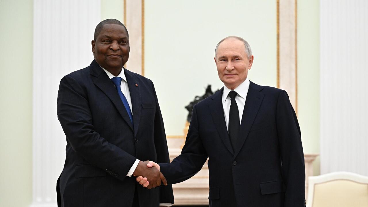 Президент РФ провел телефонный разговор с главой ЦАР уведомил Кремль Владимир Путин и Фостен Арканж Туадера обсудили вопросы взаимодействия в политической торгово экономической и гуманитарной областях Путин поздравил Туадеру с уверенной победой на выборах В ответ он поблагодарил российского лидера за разноплановую поддержку в деле укрепления суверенитета и безопасности республики