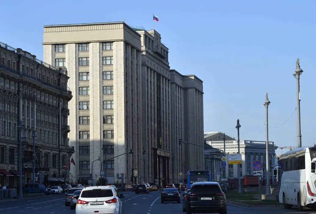 Госдума отменила один принятый в 90-х запрет для бизнеса Госдума приняла во втором и третьем чтении поправки в корпоративное законодательство в целях отмены запрета на создание фирм-«матрешек», действовавшего с 1995 года. Об этом сообщает РИА Новости. Одобренные изменения законов об АО и ООО разрешают хозяйственному обществу иметь в качестве единственного учредителя участника другое хозобщество, состоящее из одного лица, что, как ожидается, позволит ограничить число создаваемых юрлиц в таких цепочках теми случаями, когда это необходимо для более удобного структурирования бизнеса. Как объяснил глава думского комитета по вопросам собственности, земельным и имущественным отношениям Сергей Гаврилов, отмена указанного запрета из 90-х, согласно которому «если у компании всего один владелец, она не может создать и владеть другой компанией, где тоже только один владелец», облегчит рост компаний, позволив разделить их на специализированные направления, например, производство, доставку и продажи.