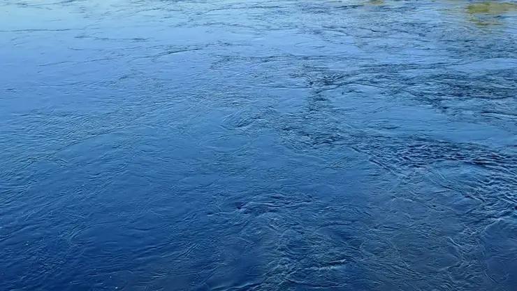 В Красноярском крае мужчина выпал за борт лодки его не нашли На реке Хатанга в ночь на 7 сентября водитель моторной лодки попытался завести двигатель и выпал за борт Пассажир который был на судне не смог достать его Сейчас поиски мужчины продолжаются Следователи проводят проверку Устанавливаются все обстоятельства произошедшего Фото sibnovosti ru Подписаться на sibnovosti ru предложить новость