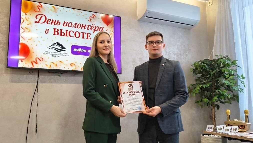 Захар Торычев Добра много не бывает В рамках празднования Дня добровольца состоялось торжественное вручение наград тем кто оказывает значительную поддержку участникам СВО и развитию социальных инициатив региона Вручил Благодарственные письма от депутата Госдумы лидера алтайских социалистов Александра Терентьева директору ООО Санаторий Медикал Эстейт Оксане Грицай за предоставление помещений для ДОБРО ЦЕНТРА а также ещё 13 волонтёрам из Благовещенского района Благодаря Вашему участию тысячи бойцов чувствуют поддержку тепло родного дома и уверенность в завтрашнем дне Пусть Ваше сердце наполняется радостью от осознания своей значимой роли в судьбе нашей страны пусть благодарность тех кого Вы поддерживаете согревает Вас теплом и вдохновляет на новые добрые дела Медалями За подробнее на канале Захар Торычев