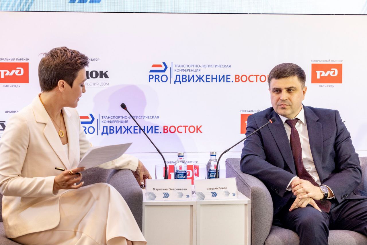 «PRO Движение.Восток» Оживление потока контейнеров спрогнозировал начальник Дальневосточной дороги Сегодня во Владивостоке на транспортно-логистической конференции «PRO//Движение.Восток», инициированной Издательским домом «Гудок», Евгений Вейде заверил о готовности магистрали к предстоящему увеличению объемов. Оживление входящего потока контейнеров ожидается в июне-июле. «Последние три года показывают, насколько слаженно и гибко мы реагируем на все вызовы. Сегодня наработаны высочайшие компетенции в перевозке контейнерных грузов в полувагонах. Нам приходилось в пиковые моменты отправлять до 17 составов в сутки», — отметил Евгений Вейде. По мнению главы магистрали, ситуация должна стабилизироваться летом. «Мы рассчитываем на контейнер. Наш персонал, партнеры, тыловые терминалы и порты к этой работе готовы. И фитинги на сегодняшний день не являются дефицитными, как это было раньше», — добавил он. Подробности на нашем сайте Фото: Алексей Жуланов