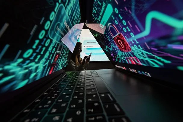 Российский рынок кибербезопасности может вырасти до 968 млрд руб к 2030 году прогнозирует Центр стратегических разработок Среднегодовой темп роста составит 21 что превышает показатели мирового роста ИБ 11 8 Основными драйверами роста станут импортозамещение и тренд на технологический суверенитет Тем временем доля продаж иностранных вендоров может сократиться до 4 Уже сейчас в топ 10 игроков отечественного рынка ИБ не осталось иностранных производителей кроме израильской Check Point Среди рисков эксперты отмечают высокие ставки по кредитам возможное сокращение налоговых льгот и ужесточение регуляторных требований jkinvest news jkinvest