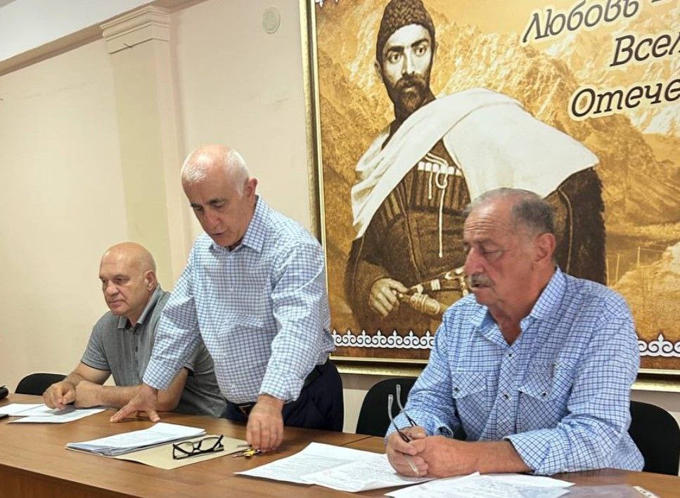 «Стыр Нахыс» предлагает исключить 16 ритуалов во время похоронных и поминальных мероприятий. В частности, предлагается: исключить посещение похорон в светлой одежде и короткорукавках, исключить детей из участников похоронной процессии, которые несут перед гробом портрет, цветы, венки, цырт и крышку гроба, отказаться от наклона гроба в сторону дому, исключить алкогольные напитки на женских столах; не ставить на столы более одного вида горячего блюда.