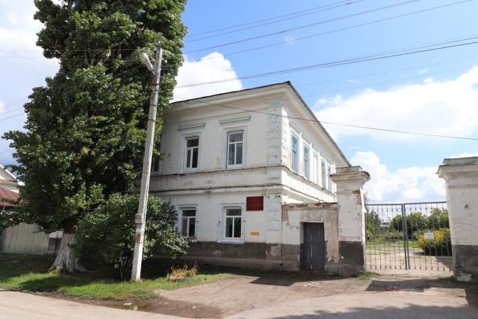 В Саратовской области бизнес начал реставрировать памятники архитектуры Региональный комитет культуры провёл встречу с инвесторами и рассказал как получить льготные кредиты на восстановление исторических зданий В рамках федерального проекта Сохранение культурного и исторического наследия деньги можно направить на проектную документацию реставрацию и адаптацию старых зданий под современное использование В области больше 5 тысяч объектов культурного наследия В официальном реестре 1 661 памятник археологии архитектуры и истории За 10 месяцев этого года добавили ещё 90 объектов и подготовили 44 экспертизы