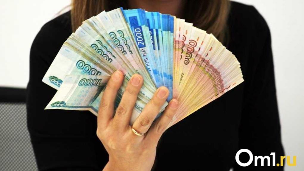 Медианная зарплата в Омской области составила 51 8 тысячи рублей Это значит что половина работников получает больше этой суммы половина меньше На эти деньги можно приобрести около 2 4 стандартного набора товаров и услуг сообщают РИА Новости Для сравнения по России в целом медианная зарплата выше 64 6 тыс рублей или 2 6 стандартного набора Лидерами по доходам остаются Ямало Ненецкий АО 148 тыс рублей 5 1 набора Чукотка 171 тыс рублей 4 3 набора и Ненецкий АО 116 тыс рублей 4 набора Замыкают рейтинг Ингушетия Чечня и Кабардино Балкария Om1 Omsk