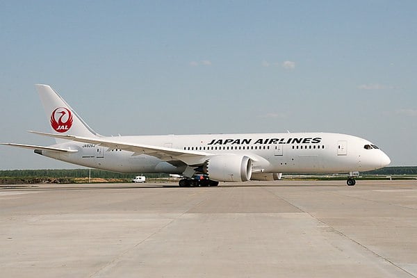 Авиакомпания Japan Airlines приостановила продажу билетов из-за кибератаки  Информационные системы авиакомпании Japan Airlines  JAL  оказались затронуты кибератакой в четверг, ее сотрудникам пришлось до конца дня приостановить продажу билетов на международные и внутренние рейсы. Об этом сообщает "Интерфакс" со ссылкой на агентство Kyodo.  "Мы обратились через министерство транспорта к JAL с просьбой как можно скорее восстановить системы и помочь клиентам, которых затронул инцидент", – заявил генеральный секретарь кабинета министров Японии Ёсимаса Хаяси.  По данным агентства, хакерскую атаку совершили на системы, связанные с обработкой багажа. Из-за этого руководству JAL пришлось задержать 24 внутренних рейса, также пришлось вносить изменения в график некоторых международных рейсов.  aviaru.net/n279135