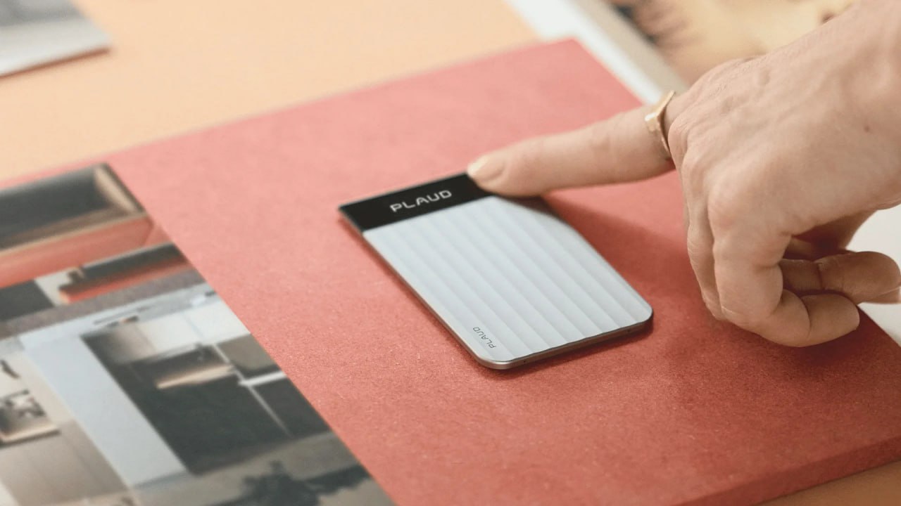 Plaud Note Pro представлена умная записная книжка размером с банковскую карту Девайс оснащен четырьмя микрофонами которые улавливают речь на расстоянии до пяти метров а также 0 95 дюймовый AMOLED дисплеем с информацией о заряде и статусе записи Система поддерживает целых 112 языков Толщина устройства всего 2 9 мм а размеры не превышают обычную банковскую карту При этом в нем спрятаны накопитель на 64 ГБ и аккумулятор на 60 часов работы Устройство можно приобрести по цене 179 долларов или 14 500 рублей В комплекте к нему идет бесплатный тарифный план который предусматривает 300 минут использования каждый месяц За отдельную плату предусмотрен режим Pro Play на 1200 минут но он обойдется в 9 тысяч рублей в год Подписывайтесь на Цифровой дозор