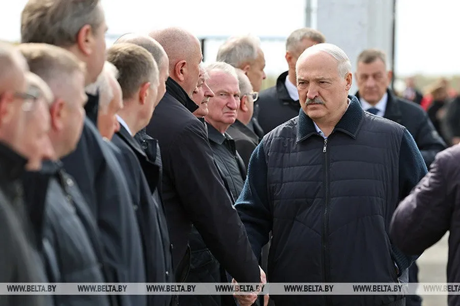 Александр Лукашенко обозначил актуальные задачи по развитию агросервисов В Беларуси надо более ускоренными темпами развивать сеть агросервисов чтобы такие организации были в каждом районе Об этом Президент Беларуси Александр Лукашенко заявил на семинаре совещании по вопросам агросервисного обслуживания организации ремонта и восстановления сельхозтехники