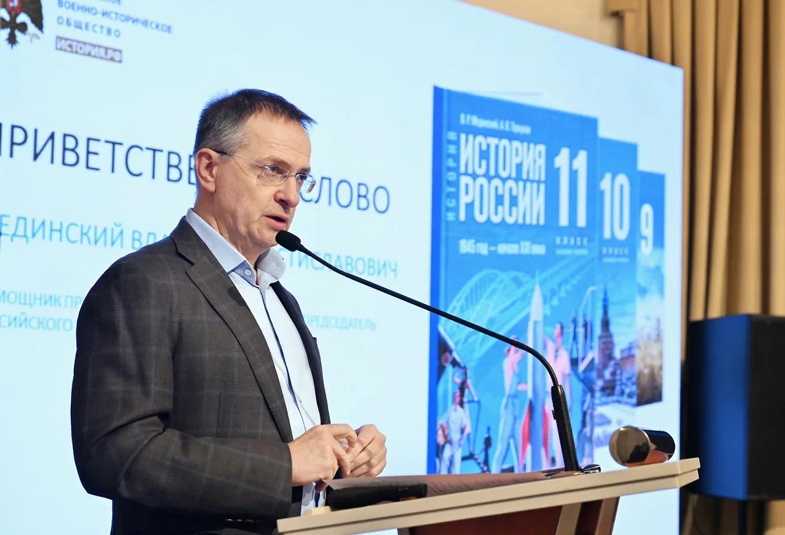 Учителя завалили авторов новых школьных учебников истории замечаниями из за фактических ошибок Практикующие школьные педагоги направили рекордное число жалоб и детальных замечаний к новым учебникам по истории подготовленным под руководством помощника президента России автора концепции о дополнительной хромосоме у русского народа Владимира Мединского Об этом сообщает Коммерсантъ со ссылкой на выступление научного руководителя Института всеобщей истории РАН академика Александра Чубарьяна Выступая на конференции Российского военно исторического общества Чубарьян один из соредакторов линейки учебников отметил что масштаб критики оказался беспрецедентным По словам соредактор линейки учебников масштаб критики оказался беспрецедентным Он рассказал что если раньше учителя ограничивались короткими комментариями то теперь отзывы стали обстоятельными и объемными В качестве примера он привел обращение одного педагога который прислал по 25 30 страниц замечаний к каждому учебнику всеобщей истории для 5 9 классов Обычно учителя пишут какие то небольшие предложения Здесь мы получили очень подробные отзывы Достаточно сказать что один учитель прислал по 25 30 страниц замечаний на каждый учебник всеобщей истории для 5 9 х классов поделился Чубоян Академик уточнил что педагоги обращали внимание не только на фактологические ошибки но и предлагали пересмотреть методику подачи материала и логику изложения исторических событий На фоне поступивших жалоб секретарь рабочей группы по подготовке учебников Владислав Кононов и Владимир Мединский заявили о планах выпустить обновленные версии пособий в 2026 году Для учебников 5 9 классов это станет вторым изданием за два года а для 10 11 классов третьим за три года Научный директор РВИО Михаил Мягков сообщил что новые редакции дополнят разделами об Олимпиаде в Сочи чемпионате мира по футболу 2018 года и пандемии COVID 19 однако основной акцент по его словам будет сделан на причинах СВО Кононов также отметил что учебники планируют завершать описанием встречи президентов США и России Дональда Трампа и Владимира Путина в Анкоридже в 2025 году Линейка учебников разработанная по поручению Владимира Путина поставляется в российские школы с 2023 года Ранее Мединский подчеркивал что новые пособия содержат меньше дат и статистики и поэтому легче для восприятия Вместе с тем учебники уже не раз становились предметом публичных споров В 2023 году власти Чечни и ряд общественных организаций потребовали изъять или переписать учебник для старших классов из за раздела о сталинских депортациях где репрессированные народы были упомянуты в одном ряду с бандеровцами и власовцами После критики в Минпросвещения заявили о внесении изменений в соответствующие главы Фото Игорь Иванко Коммерсантъ