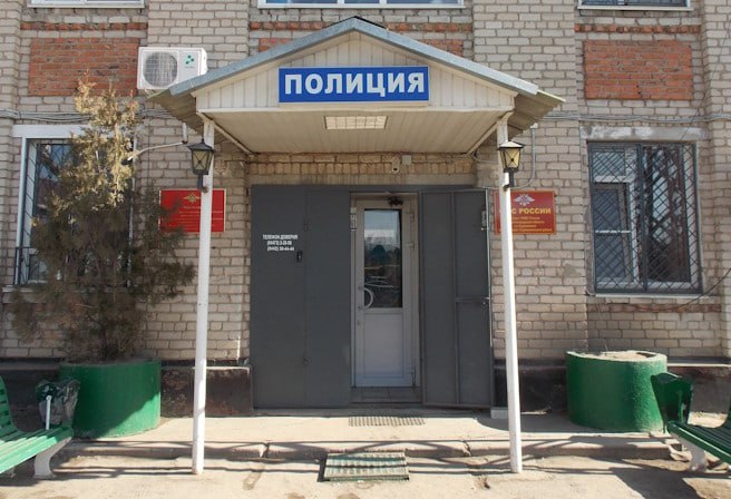 Полицейские Суровикинского района установили подозреваемого в краже денег у односельчанина 8 марта 2025 года в полицию поступило сообщение от 52-летнего жителя одного из хуторов Суровикинского района о том, вернувшись домой с ночного дежурства, он обнаружил, что неизвестный, разбив окно, проник в его дом, откуда похитил деньги в сумме 15 тысяч рублей. По данному факту следователем Отдела МВД России по Суровикинскому району возбуждено уголовное дело на основании ч. 3 ст. 158 УК РФ – «Кража, то есть тайное хищение чужого имущества с причинением значительного ущерба гражданину, совершенная с проникновением в жилище». Полицейские, проведя комплекс оперативно-разыскных мероприятий, установили личность подозреваемого. Им оказался ранее судимый 49-летний односельчанин потерпевшего, который сознался в содеянном. Мужчина пояснил, что похищенные наличные истратил на приобретение спиртного. В настоящее время подозреваемый задержан в порядке ст. 91 УПК РФ, решается вопрос об избрании ему меры пресечения. За содеянное злоумышленнику грозит наказание в виде лишения свободы на срок до 6 лет.