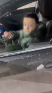 В Ярославле 10 летний мальчик сел за руль автомобиля и даже не понял в чем претензия Очевидцы остановили ребёнка который управлял машиной На вопрос что он делает мальчик удивился и ответил А в чём претензия На место происшествия вызвали сотрудников ДПС Теперь родителям грозит штраф до 30 тысяч рублей за передачу управления лицу без прав а также разбор по факту неисполнения родительских обязанностей