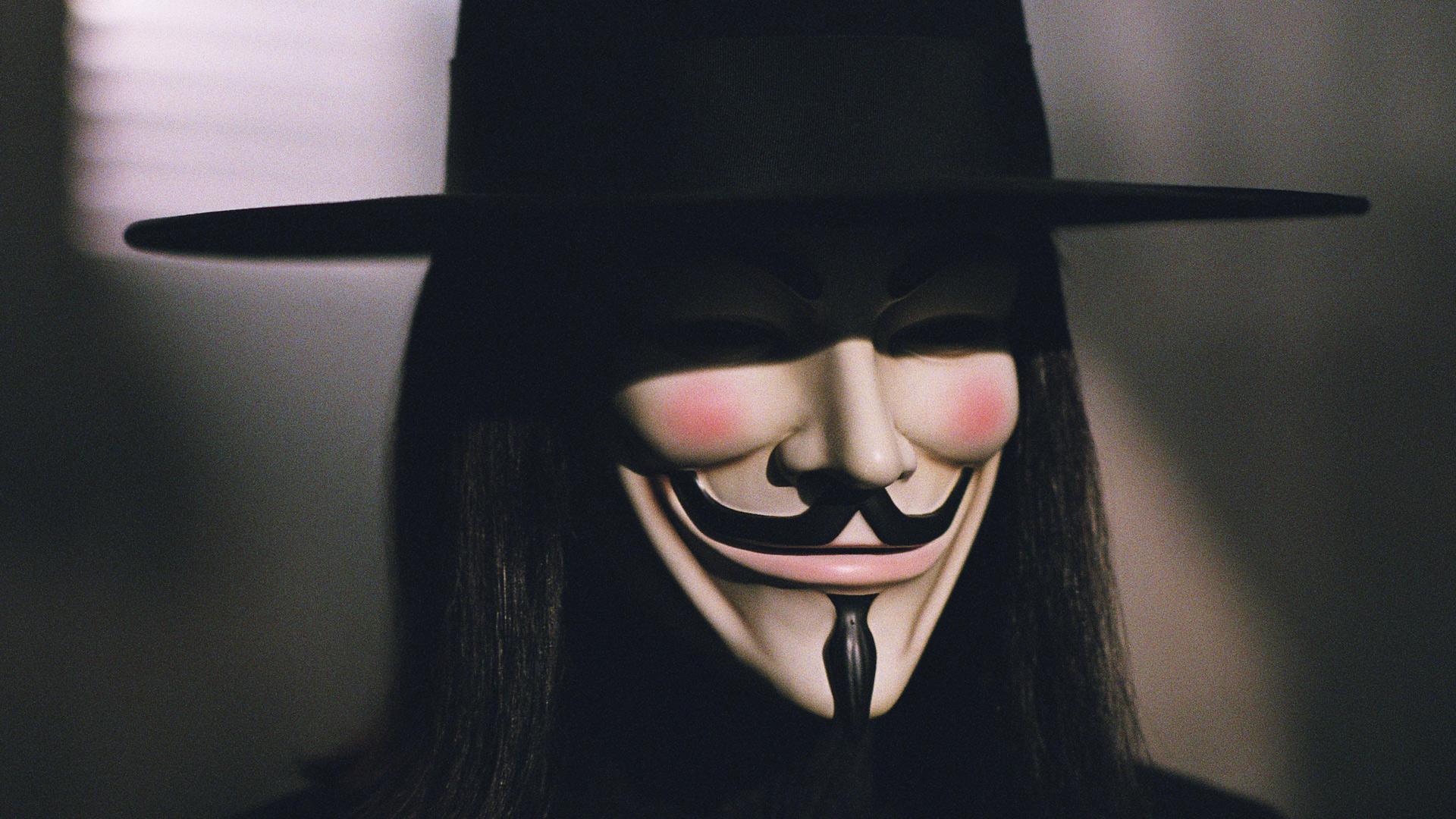 HBO работает над сериалом по V значит Вендетта Сценарием займётся Пит Джексон известный по Somewhere Boy и грядущей экранизации Смерти Банни Манро а исполнительными продюсерами выступят Питер Сафран и Джеймс Ганн кураторы DC Studios Это будет вторая адаптация V значит Вендетта Первая фильм с Хьюго Уивингом и Натали Портман вышла в 2005 году Первоисточник графический роман Алана Мура выходил в 1980 х Действие комикса происходит в антиутопическом Лондоне Rozetked Подписаться