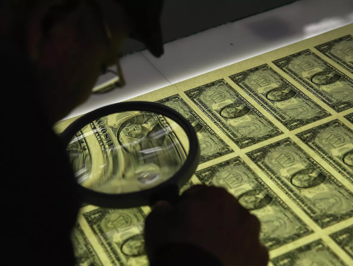 Доля доллара в расчетах через систему SWIFT этой осенью снизилась в годовом выражении впервые за пять лет выяснило РИА Новости По итогам ноября она составила 46 77 0 91 п п год к году Подобная динамика в конце осени фиксируется системой впервые с 2020 года Подписаться на РИА Новости экономика Все наши каналы