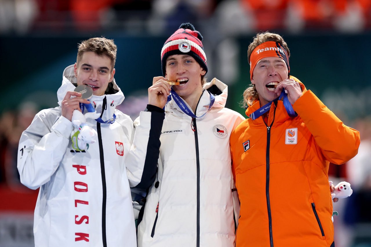 Экс россиянин Владимир Семирунний завоевал серебро Олимпиады на дистанции 10000 метров Конькобежец в августе 2025 года сменивший спортивное гражданство на польское показал время 12 минут 39 08 секунды Золото выиграл чех Методей Йилек 12 33 43 бронзу взял нидерландец Йоррит Бергсма 7 05 Подписывайтесь на РИА Новости Спорт в MAX