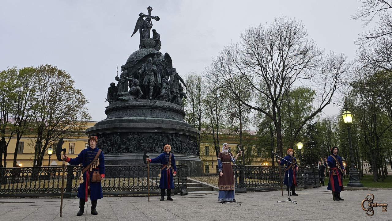 Сегодня 21 сентября отмечается День зарождения Российской государственности В этот день в 1862 году состоялось торжественное открытие памятника Тысячелетие России Церемония прошла в присутствии императора Александра II с семьёй и свитой Кстати в Музее изобразительных искусств здание Дворянского собрания находится картина Богдана Виллевальде Он запечатлел открытие памятника